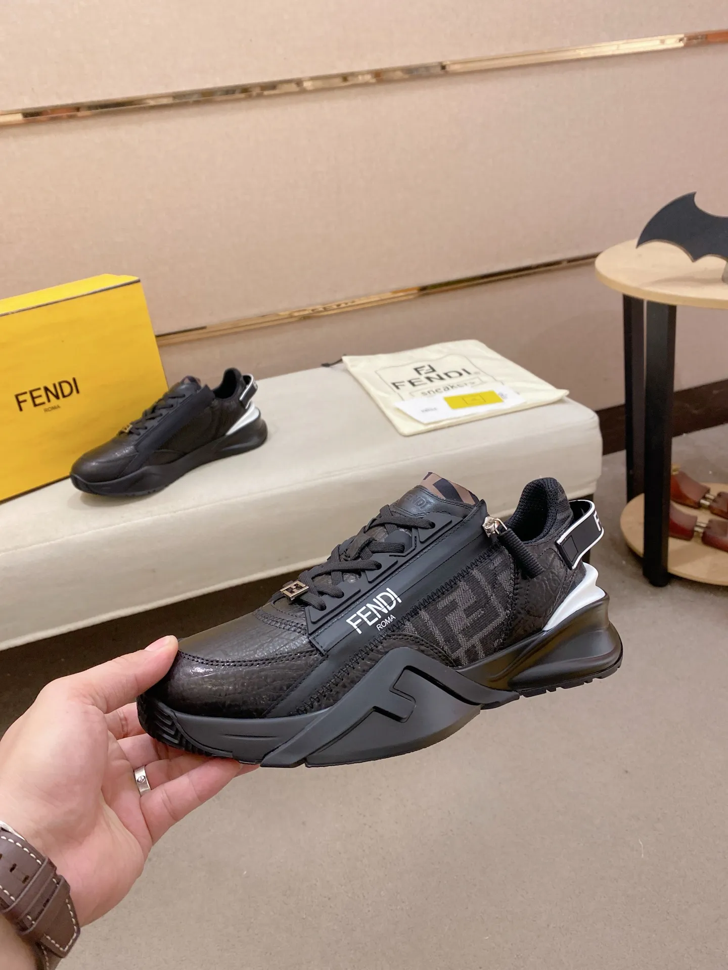 Factory price: 620💰(high version) [Fendi] Fendi’s latest casual shoes for men! Available at counters simultaneously! A one-to-one replica of the original. Made entirely of imported top-grain calfskin, the interior is made of top-grain water-dyed cowhide, and the original factory-supplied rubber outsole. Leading new fashion concepts. Matching code: 38-44 can be customized, 45 is not returnable!